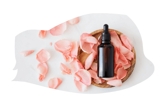 huile essentielle avec pétales de rose