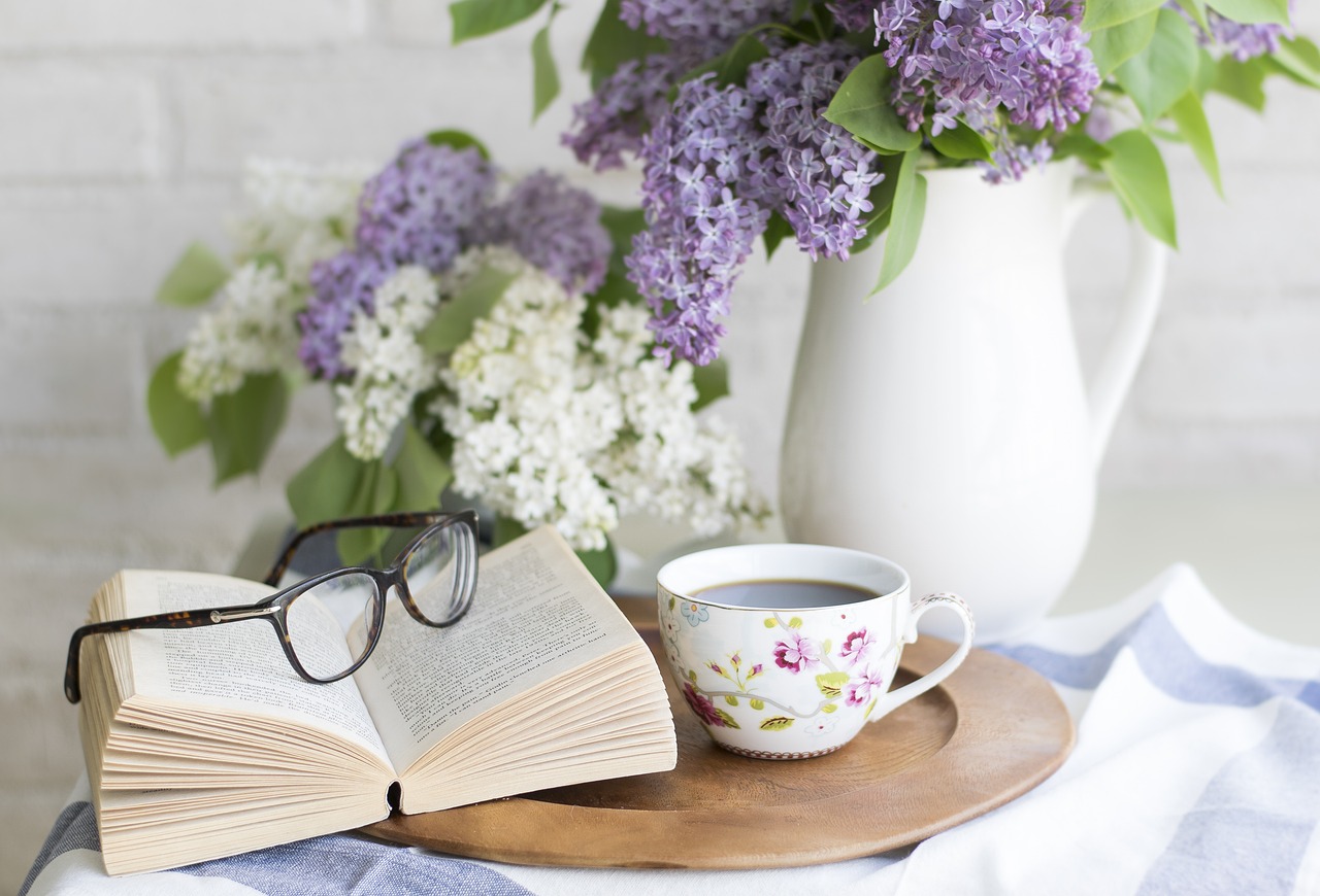 livre avec lunette et pot de fleur violette