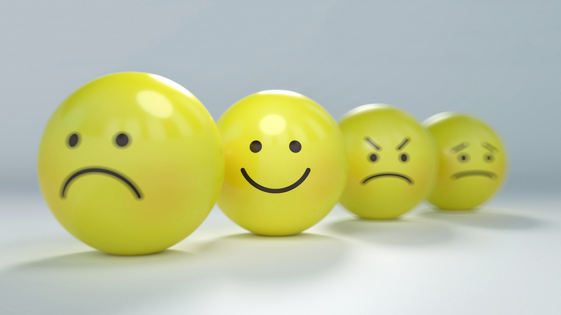balles jaunes avec différentes expressions du visage déssiné